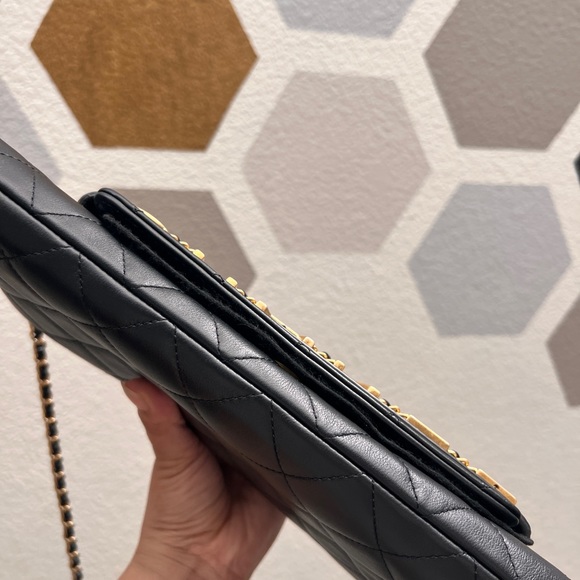 Chanel black Enchained clutch bag brand new condition - Picture 11 of 14